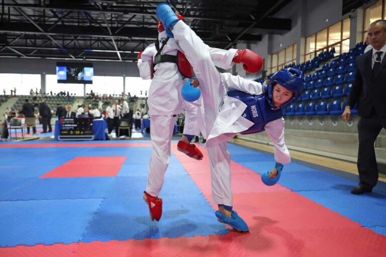 Combat de karaté en compétition internationale