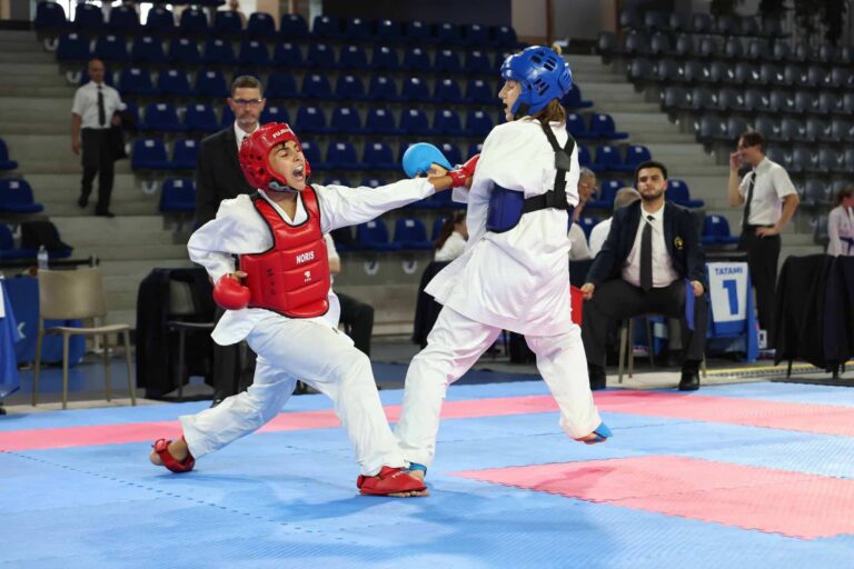 Jeunes karatékas engagés en compétition